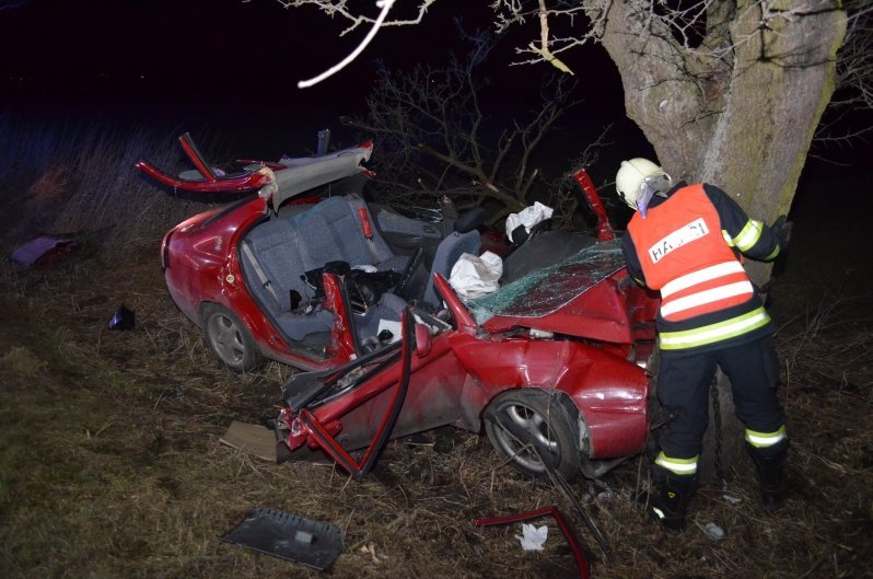 Po nárazu auta do stromu zůstala ve voze zaklíněná žena