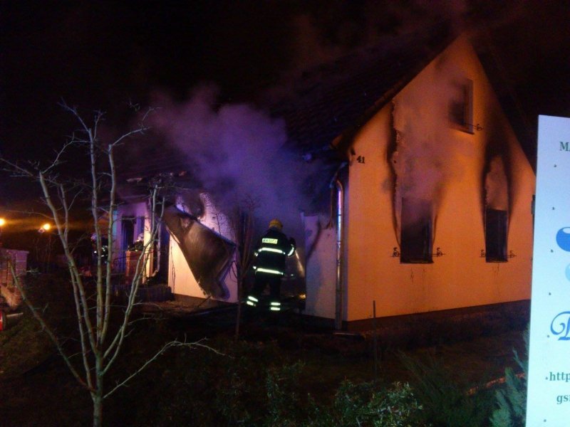 Požár zničil u Mladé Boleslavi rodinný dům