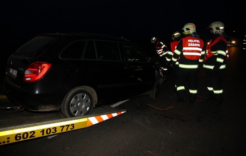 Automobil přerazil strom a skončil na silnici na střeše