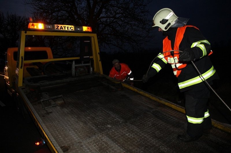 Automobil přerazil strom a skončil na silnici na střeše