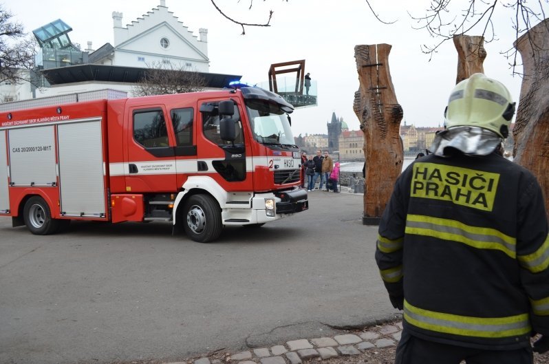 Do Vltavy spadl segway, vytáhnout ho musel jeřáb hasičů