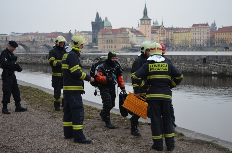 Do Vltavy spadl segway, vytáhnout ho musel jeřáb hasičů