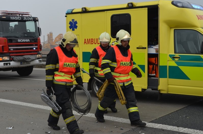 Složky IZS zaměstnala vážná nehoda osobního vozu