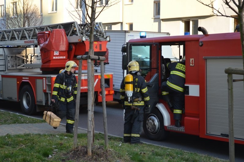 Záchranné složky v Praze zaměstnal požár bytu