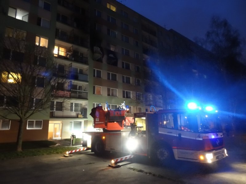 Složky IZS zaměstnal v Praze požár bytu