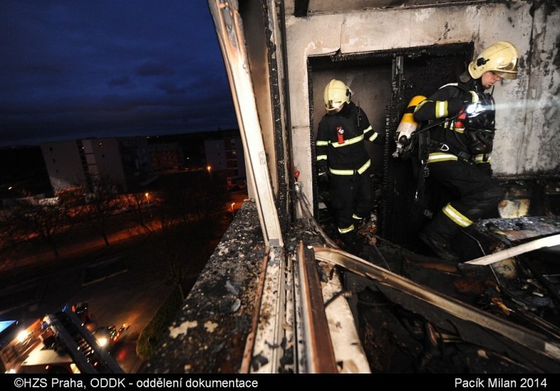Složky IZS zaměstnal v Praze požár bytu