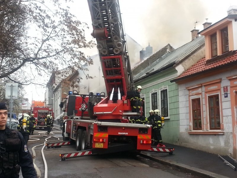 Složky IZS zaměstnal požár přízemního domu, uvnitř zemřela žena
