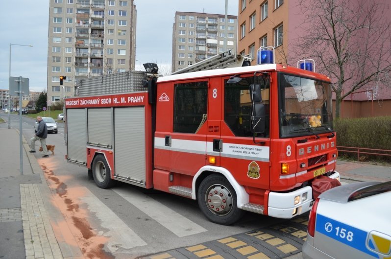 Řidička nabourala a „sešrotovala“ zaparkovanou Felicii