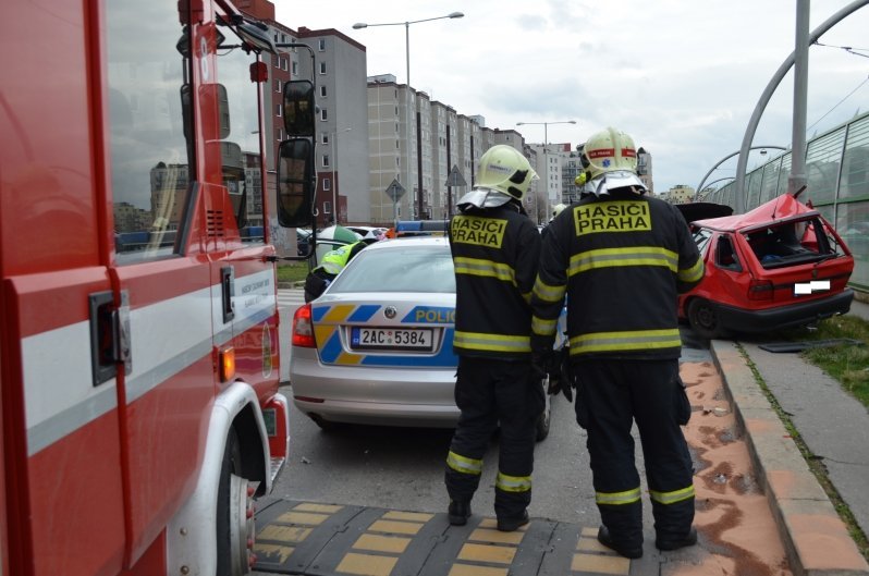 Řidička nabourala a „sešrotovala“ zaparkovanou Felicii