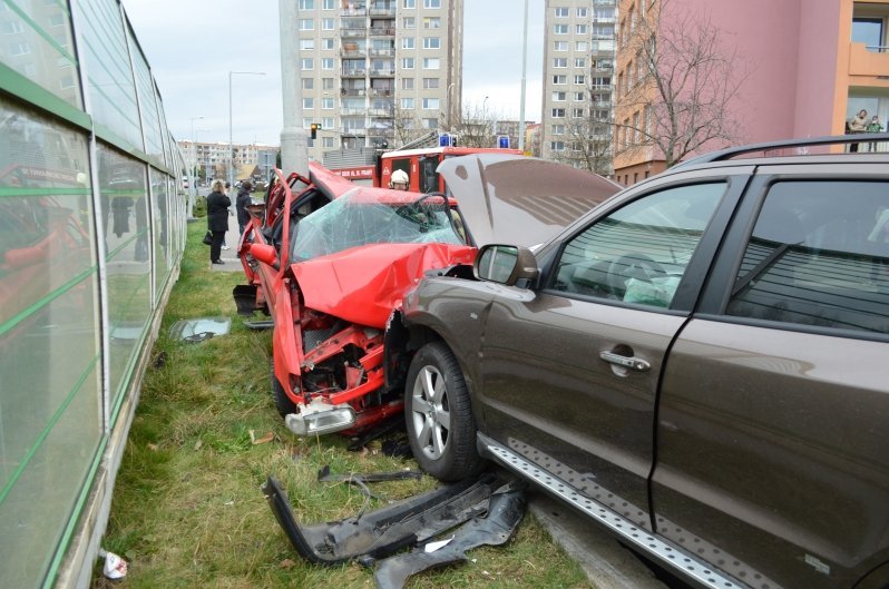 Řidička nabourala a „sešrotovala“ zaparkovanou Felicii