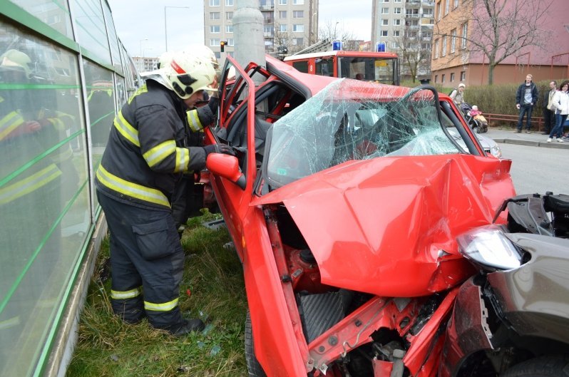 Řidička nabourala a „sešrotovala“ zaparkovanou Felicii