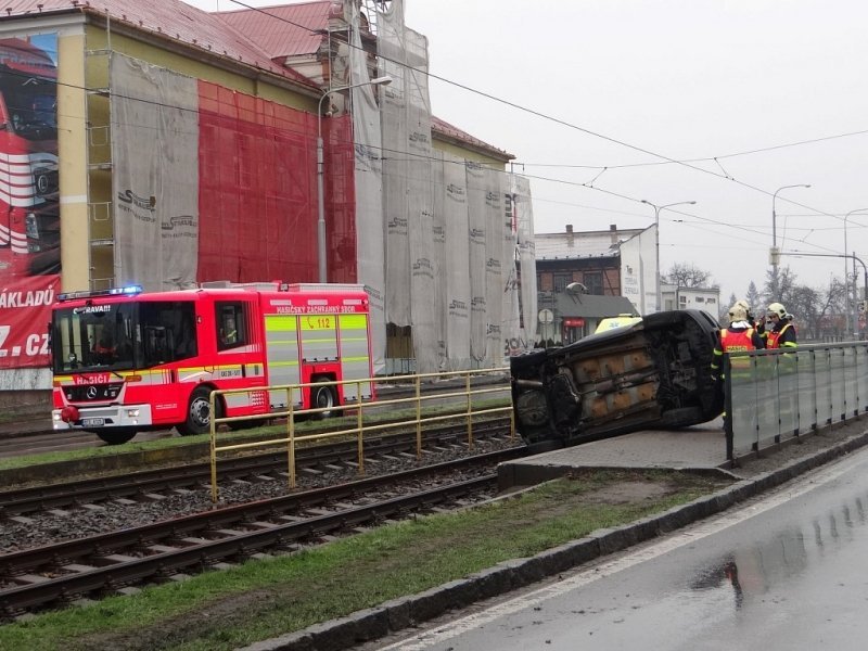 Složky IZS zasahovaly v Ostravě u nehody vozu, který skončil v kolejišti