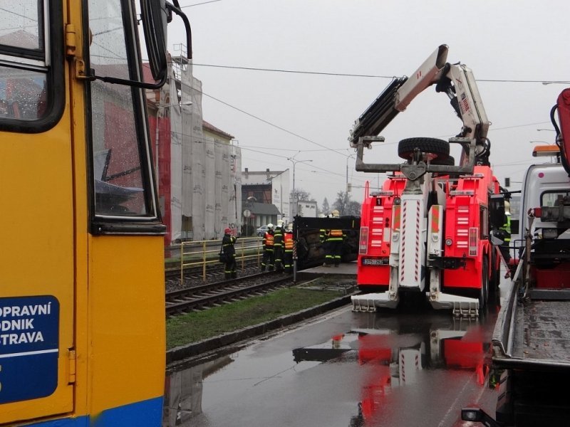 Složky IZS zasahovaly v Ostravě u nehody vozu, který skončil v kolejišti