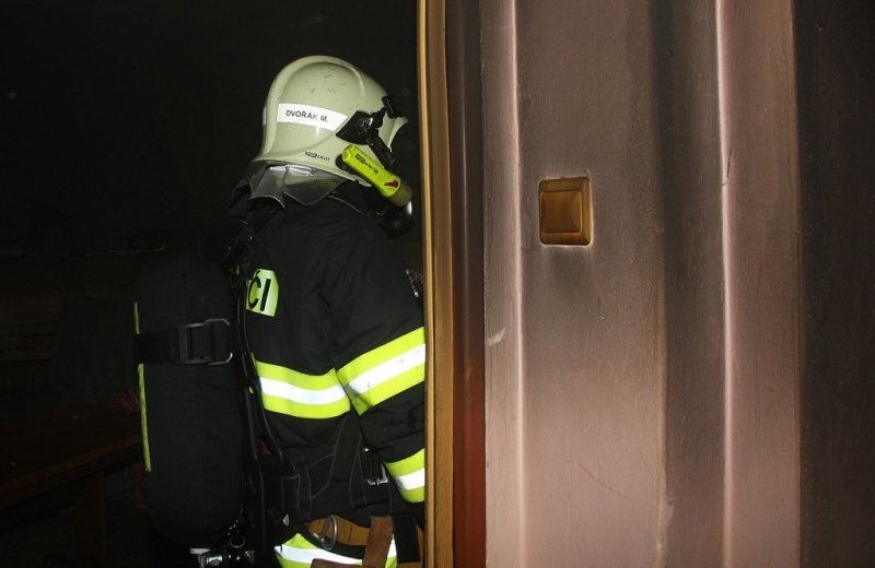 Hasiči z hořícího bytu zachránili tříletou dívku a její maminku