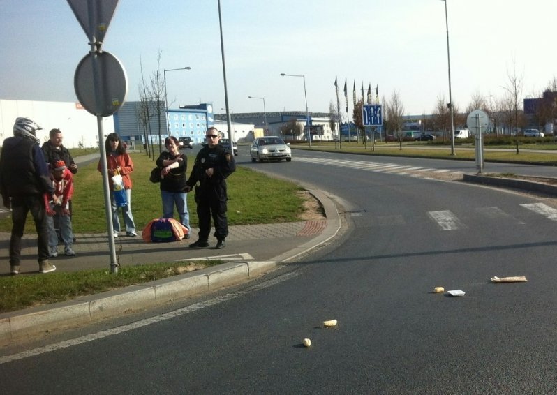 Opilý řidič bez řidičáku na čtyřkolce shodil spolujezdce a ujel