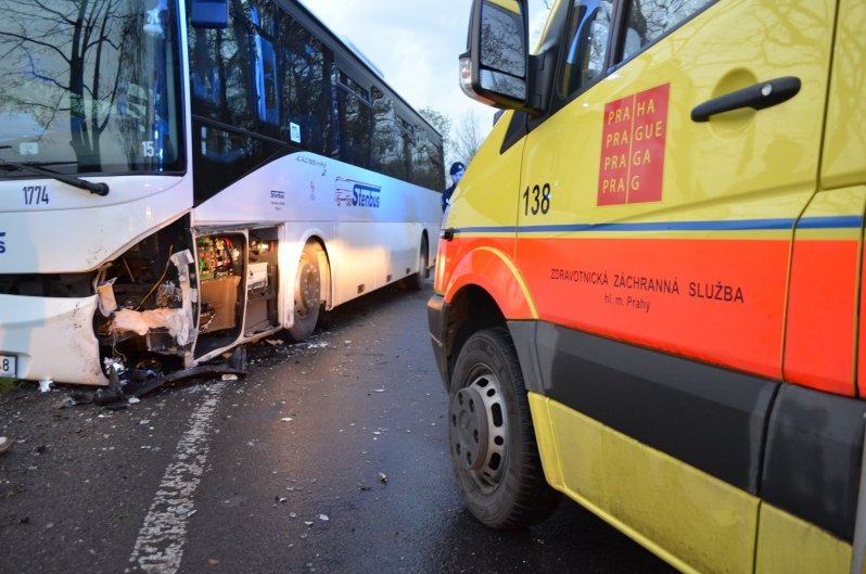 Při nehodě autobusu a Felicie se zranili tři lidé