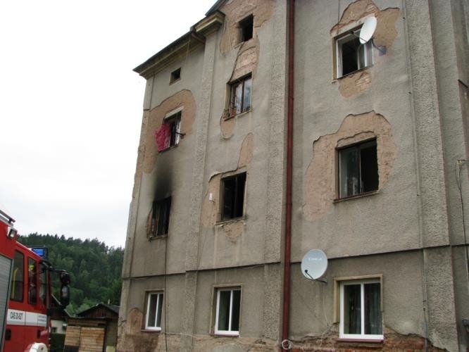 Hasiči z domu zasaženého požárem zachránili 7 lidí