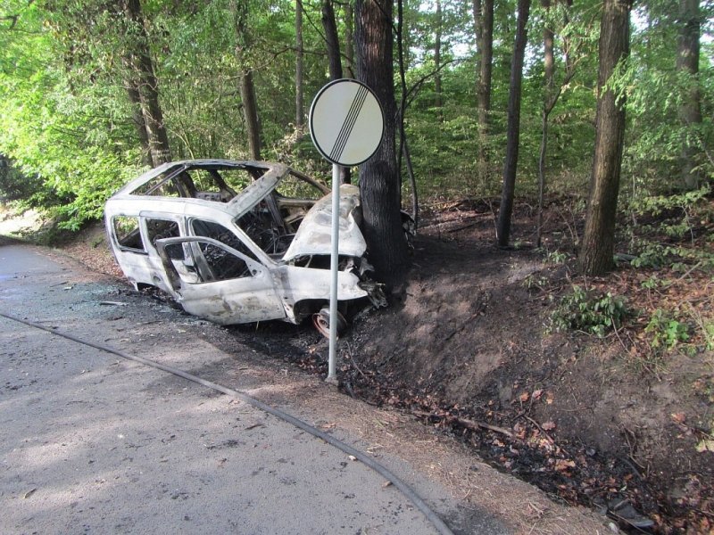 Automobil začal po nárazu do stromu na Zlínsku hořet