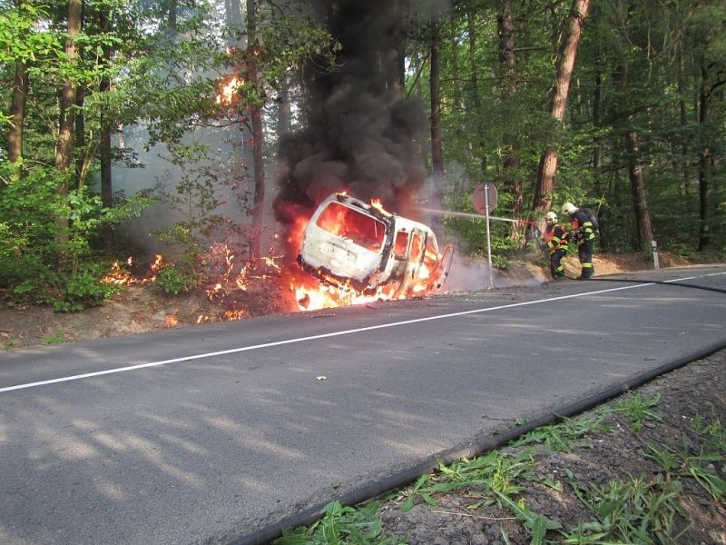 Automobil začal po nárazu do stromu na Zlínsku hořet