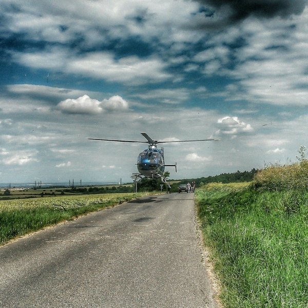 K nehodě motocyklu a osobního vozu musel vzlétnout vrtulník LZS