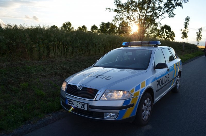 Po nehodě dvou vozidel skončilo jedno z aut na střeše