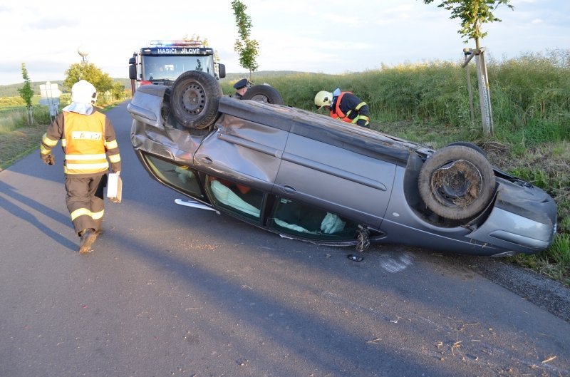 Po nehodě dvou vozidel skončilo jedno z aut na střeše