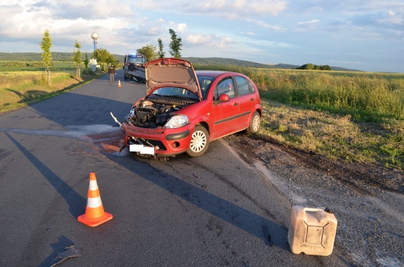 Po nehodě dvou vozidel skončilo jedno z aut na střeše