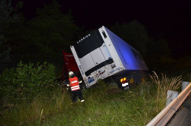 Kamion skončil po nehodě na D5 mimo dálnici