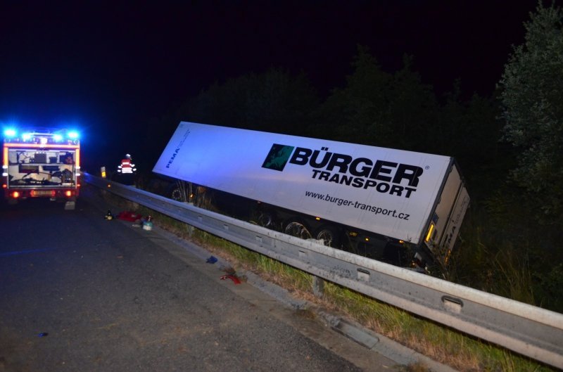 Kamion skončil po nehodě na D5 mimo dálnici