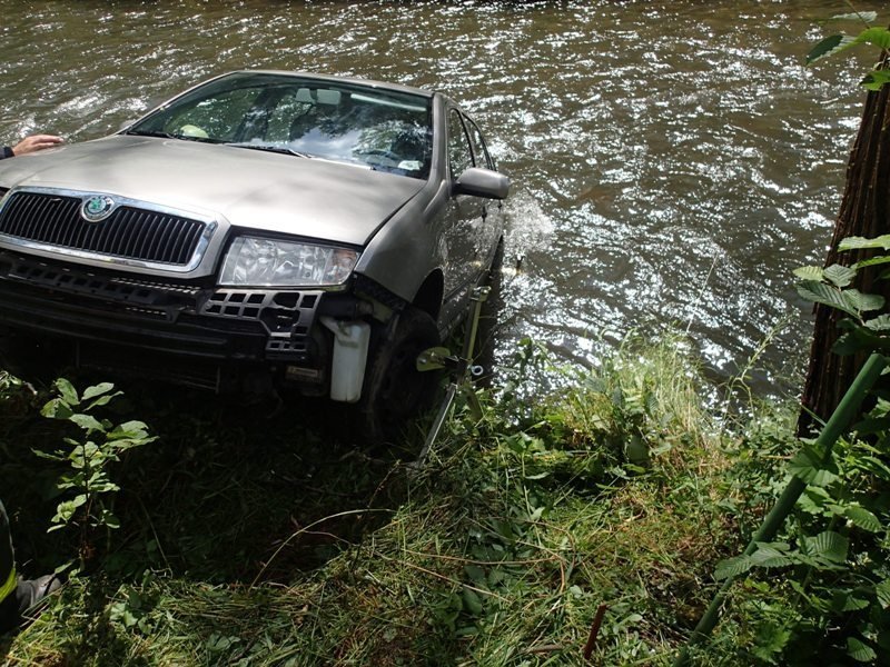 Hasiči lovili z řeky Opavy osobní auto, řidička vyvázla nezraněna