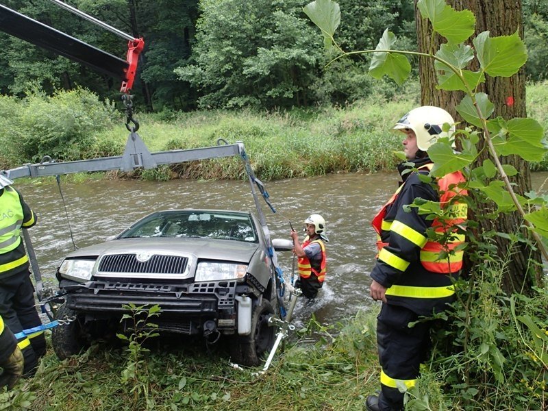 Hasiči lovili z řeky Opavy osobní auto, řidička vyvázla nezraněna