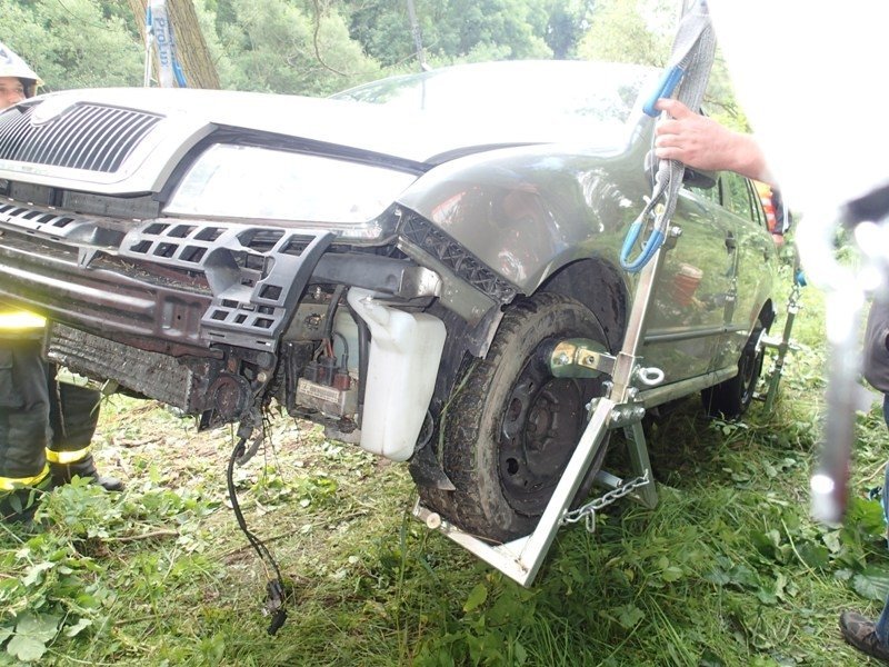 Hasiči lovili z řeky Opavy osobní auto, řidička vyvázla nezraněna