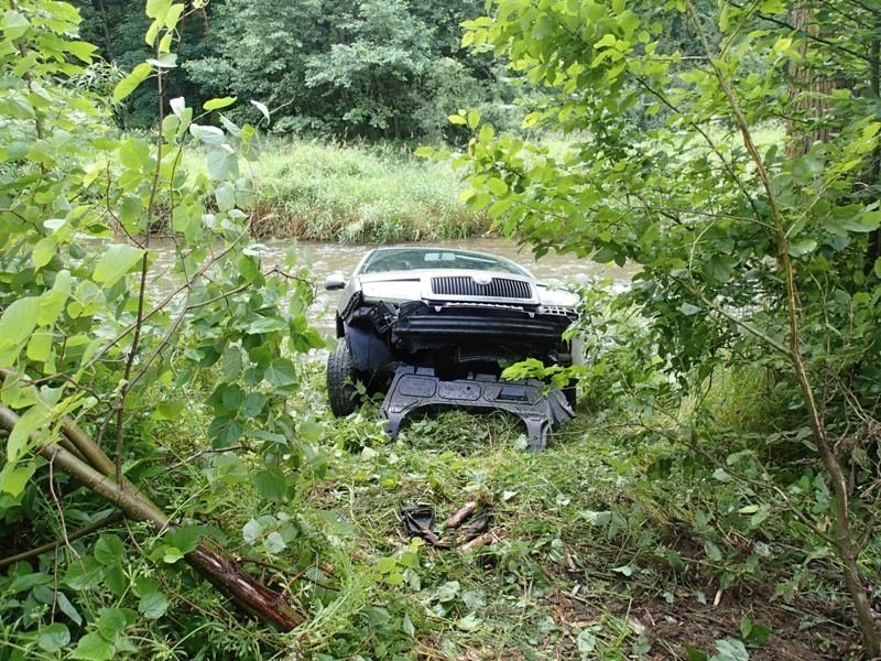 Hasiči lovili z řeky Opavy osobní auto, řidička vyvázla nezraněna