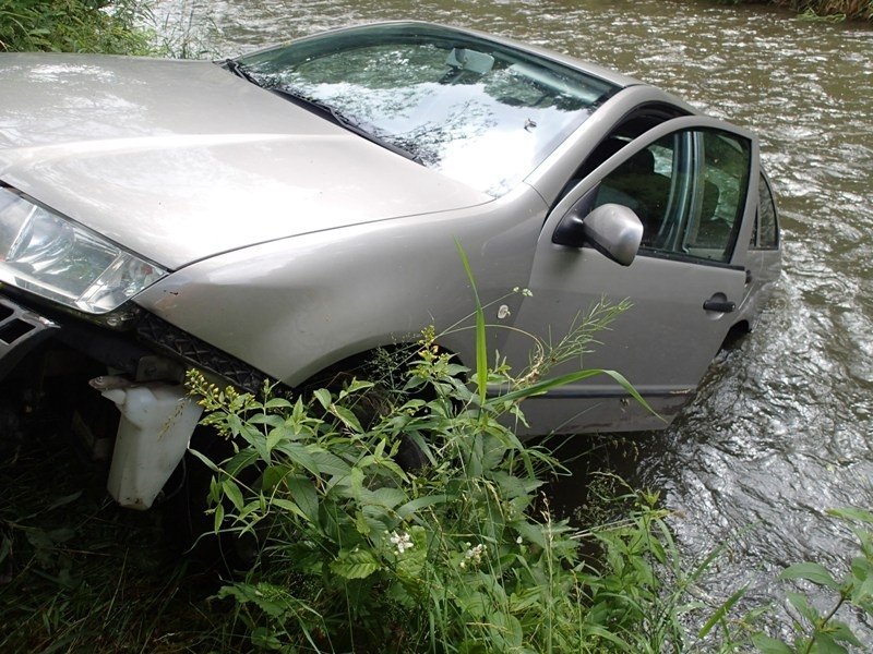 Hasiči lovili z řeky Opavy osobní auto, řidička vyvázla nezraněna