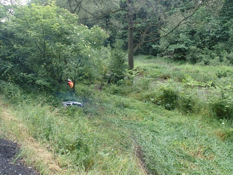 Hasiči lovili z řeky Opavy osobní auto, řidička vyvázla nezraněna