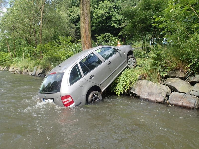 Hasiči lovili z řeky Opavy osobní auto, řidička vyvázla nezraněna