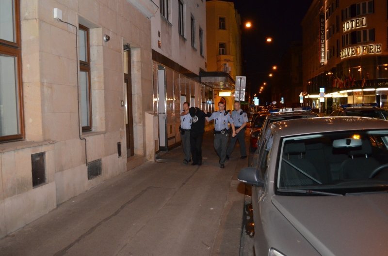 Policisté dopadli muže, který v Praze okradl záchranáře