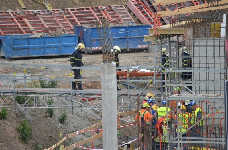 Složky IZS zaměstnal pád dvou dělníků z výše 2. patra