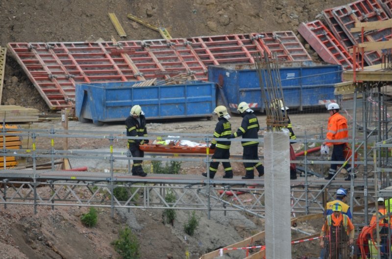 Složky IZS zaměstnal pád dvou dělníků z výše 2. patra