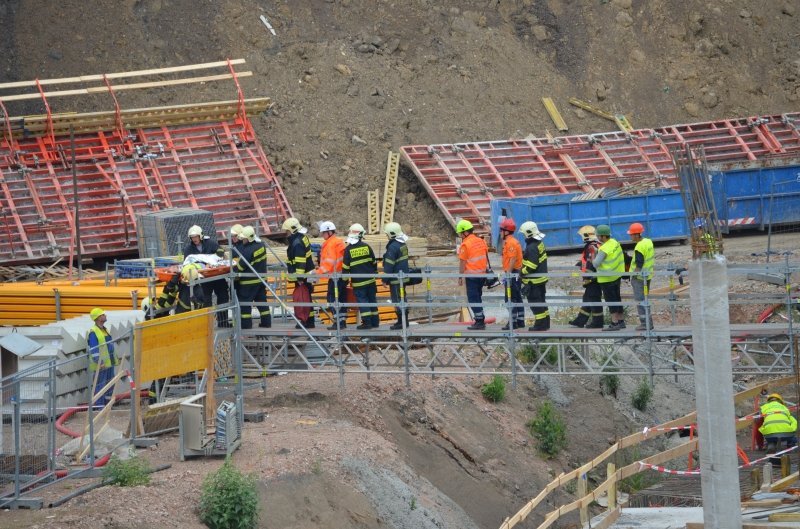 Složky IZS zaměstnal pád dvou dělníků z výše 2. patra