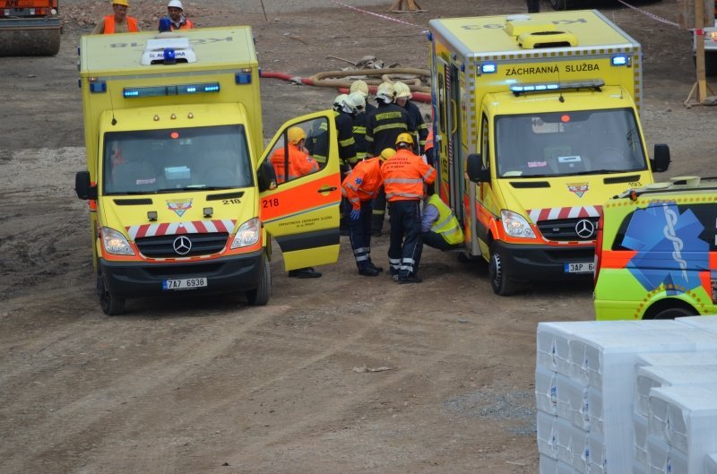 Složky IZS zaměstnal pád dvou dělníků z výše 2. patra