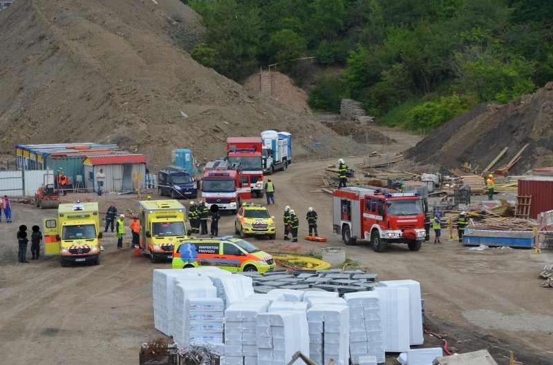 Složky IZS zaměstnal pád dvou dělníků z výše 2. patra