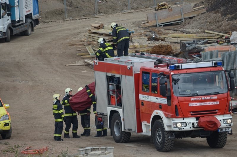 Složky IZS zaměstnal pád dvou dělníků z výše 2. patra