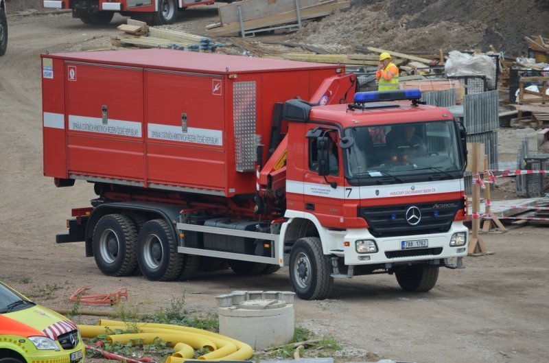 Složky IZS zaměstnal pád dvou dělníků z výše 2. patra