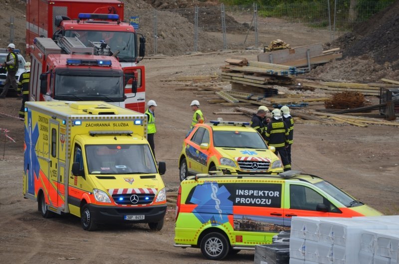 Složky IZS zaměstnal pád dvou dělníků z výše 2. patra