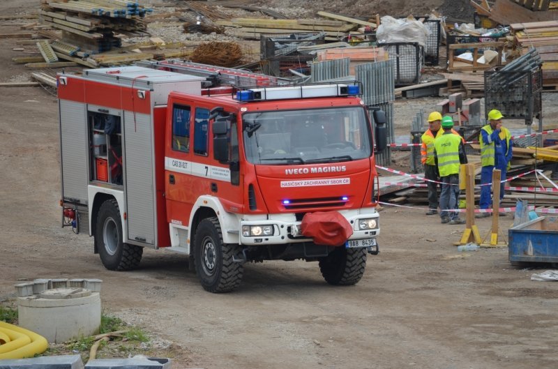 Složky IZS zaměstnal pád dvou dělníků z výše 2. patra