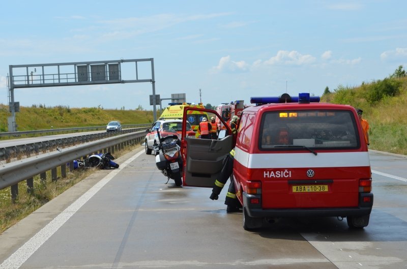 Při nehodě motocyklu na Pražském okruhu zemřel člověk