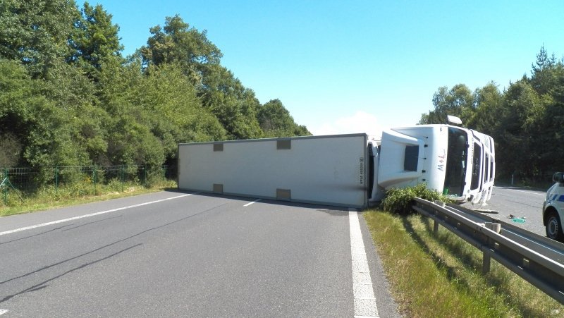 Nehoda kamionu zablokovala rychlostní silnici R10