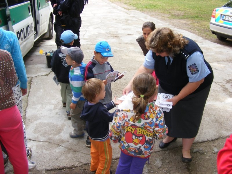 Kladenští policisté navštívili děti z dětského domova Ledce