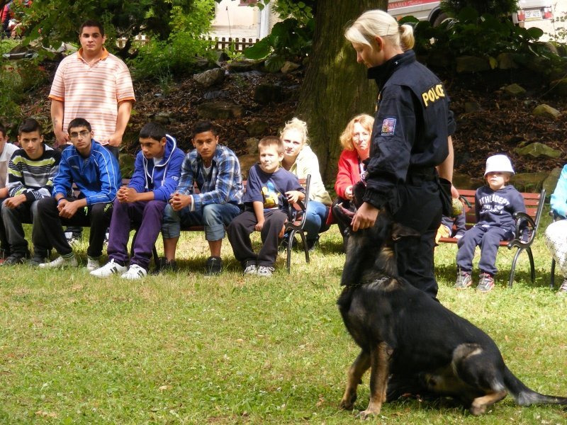 Kladenští policisté navštívili děti z dětského domova Ledce